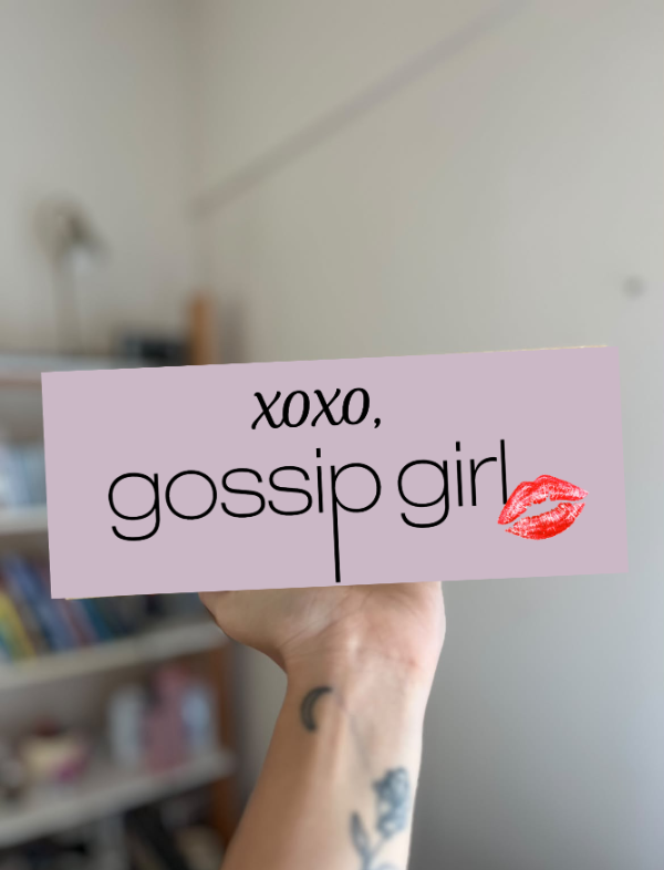 Producto - Gossip Girl Placa colgante 23x9cm