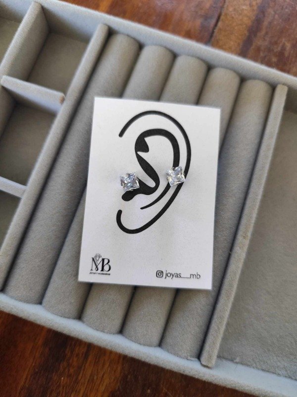 Producto - Aros strass cuadrado. Acero quirúrgico.