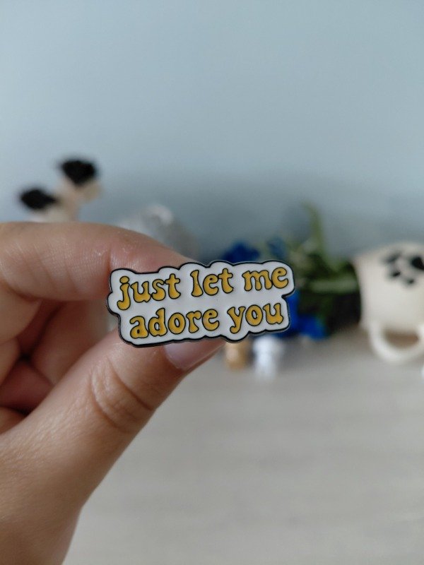 Producto - Pin metalizado - Just let me adore you #1558