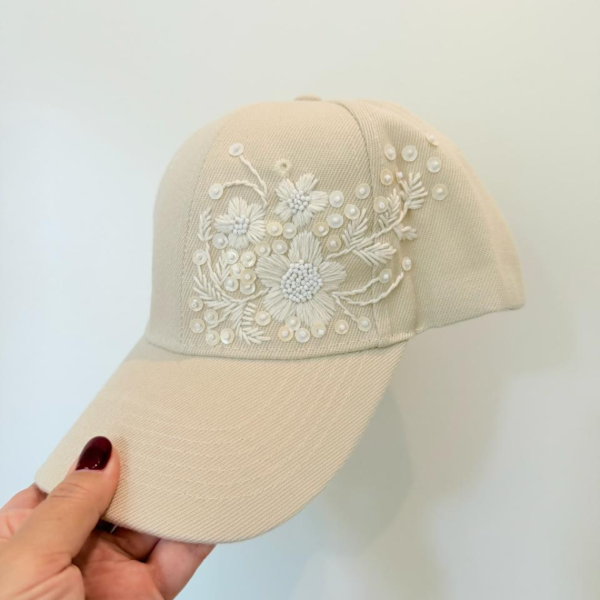 Producto - Gorra bordada a mano con hilo y pedrería.