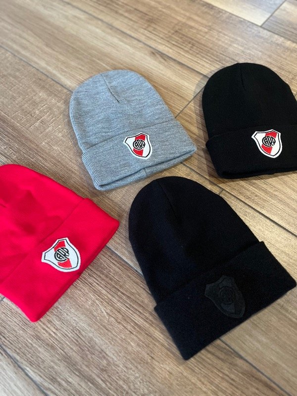 Producto - Gorro de lana escudo clásico River Plate