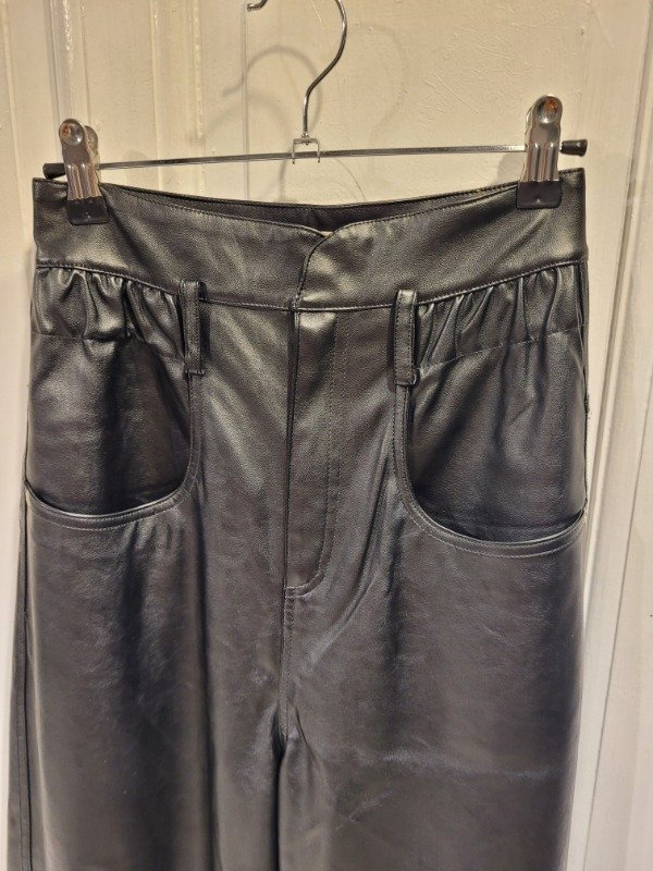 Producto - Pantalón CHER negro ecocuero barrel Talle 24 - PRECIO: 72X - 2