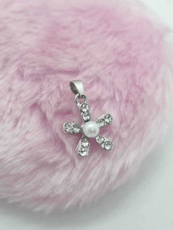 Producto - Dije acero quirurgico flor strass centro de perla