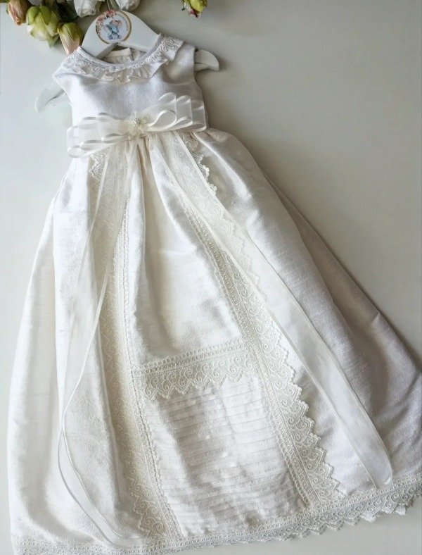 Producto - Faldón Europeo de Bautismo Largo Artesanal Crema Shantung de Seda Natural