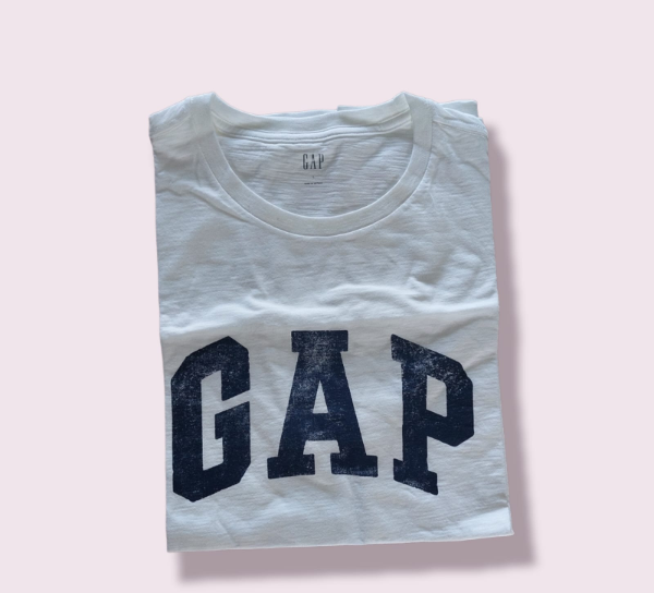 Producto - Remera Blanca GAP con logo azul desgastado