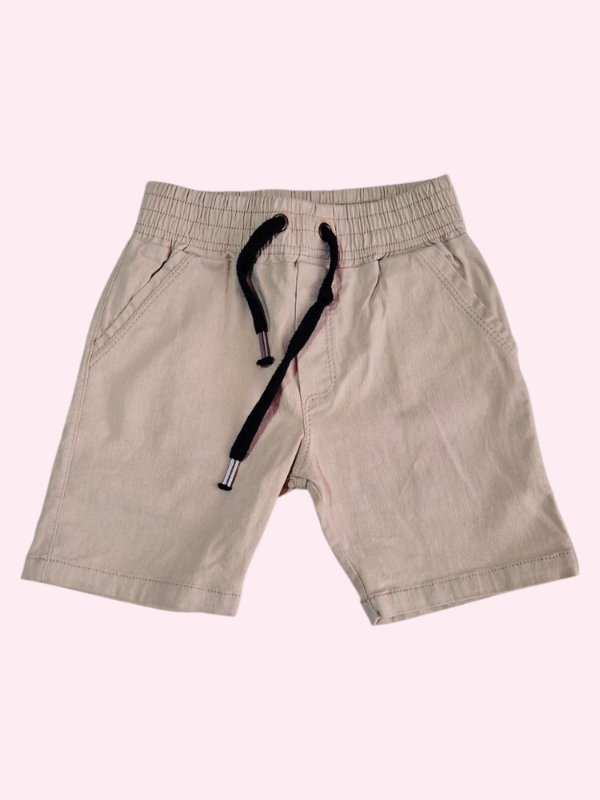 Producto - Bermuda elastizada liviana color crema y cinto negro 6 años