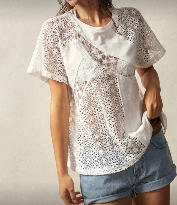 Producto - Remera cuello redondo con remiendo de encaje y estrellas