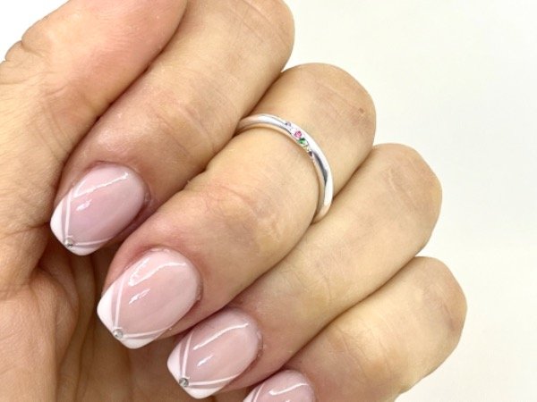 Producto - Anillo con detalles cubic en color