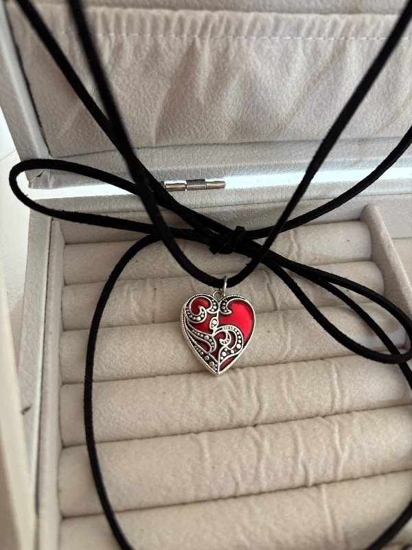 Producto - Choker corazón rojo detalles