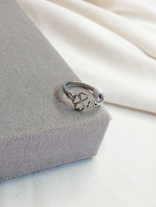 Producto - Anillo trébol strass - Acero quirúrgico