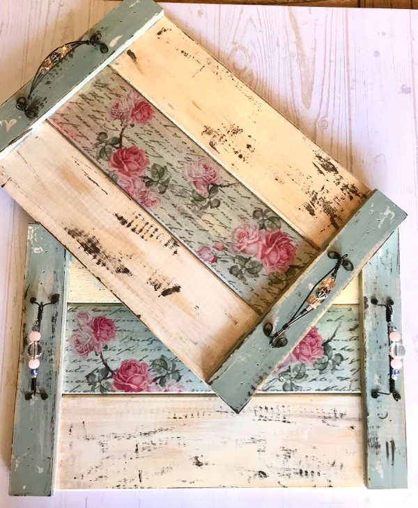 Producto - BANDEJA CAMPO CON HERRAJES DE ALAMBRE Y PIEDRAS