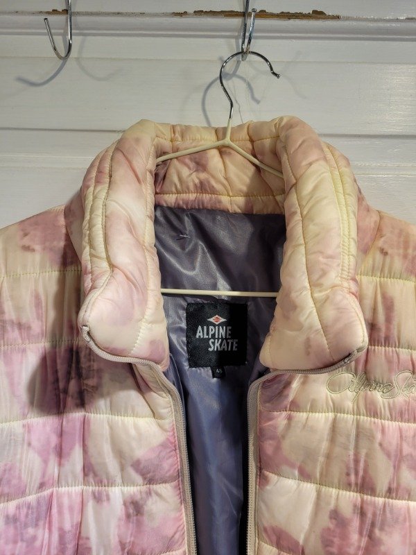 Producto - Campera ALPINE SKATE Cruda manchas rosas pluma- Talle M/L- PRECIO: 100X - 1