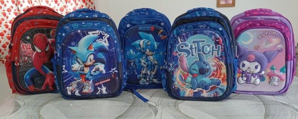 Producto - MOCHILA ESCOLAR CON RELIEVE Y 3 CIERRES