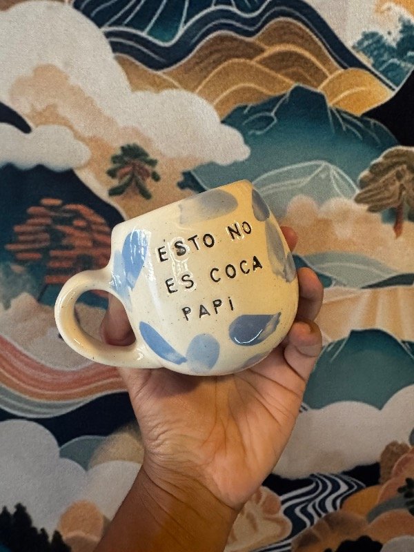 Producto - TAZA ESTO NO ES COCA PAPI