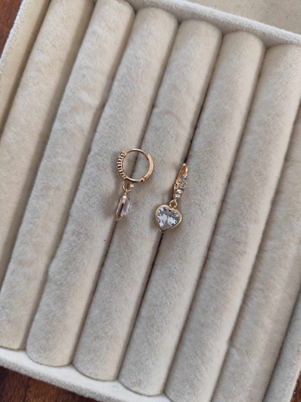 Producto - Aros argolla strass + strass corazón. Dorado.