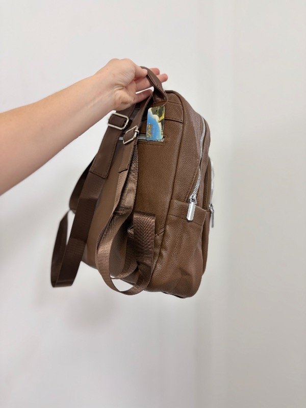 Producto - Mochila cuerina lisa mediana marrón oscuro - 1