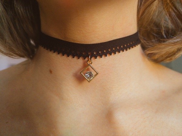 Producto - Choker de tela dije dorado cuadrado