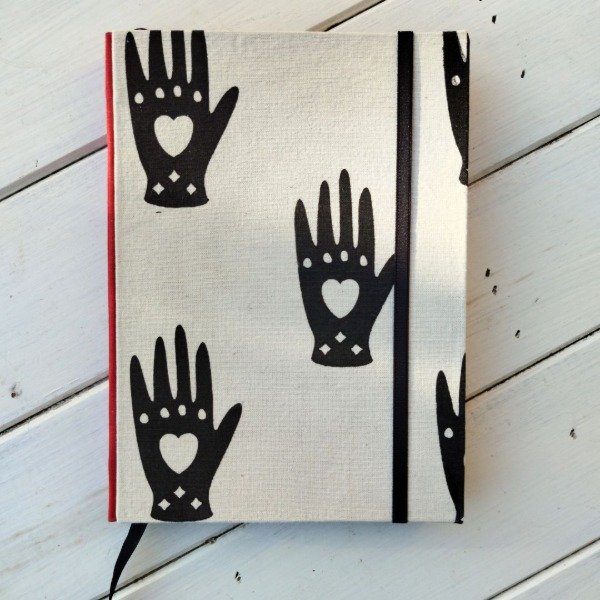 Producto - Cuaderno A5 MANO CON CORAZÓN