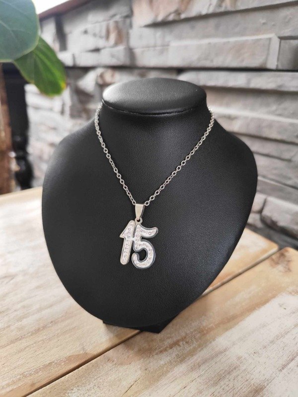 Producto - Collar 15 años con strass . Acero quirúrgico