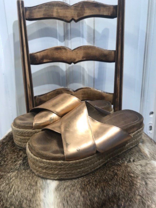 Producto - Sandalias PARUOLO tiras doradas taco chino- Talle 38- PRECIO: 28x