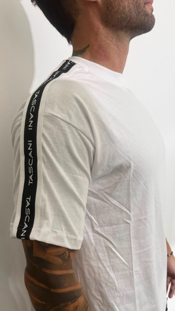 Producto - Remera Tasc blanca con laterales