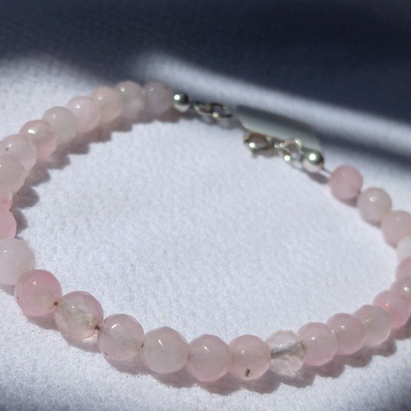 Producto - Pulsera artesanal con esferas de cuarzo rosado natural de 19,5cm