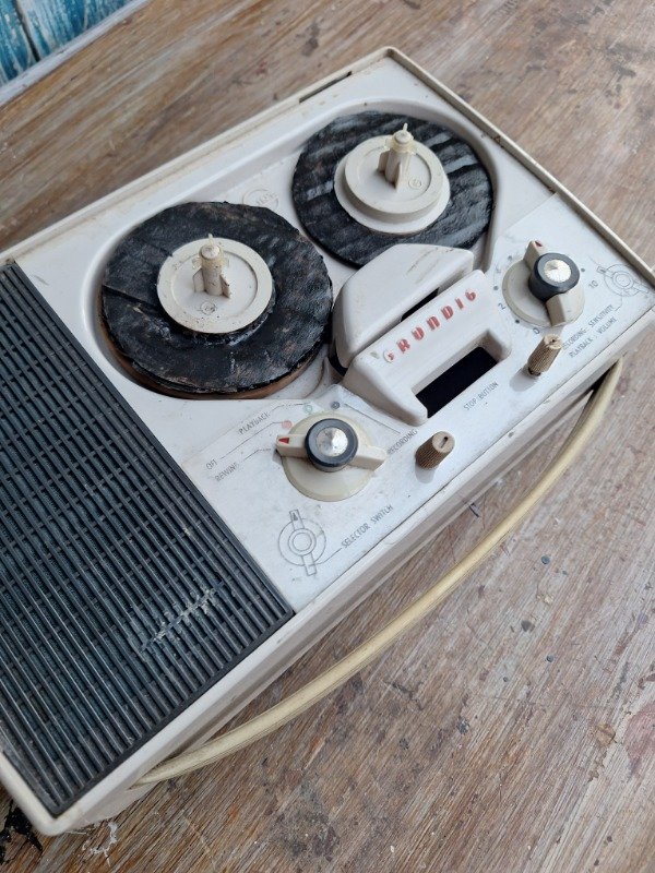 Producto - Radio grabadora GRUNDIG Solo utilería - 2