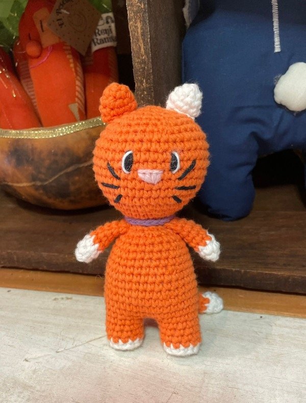 Producto - Amiguru tejido de apego gatito 15cm naranja