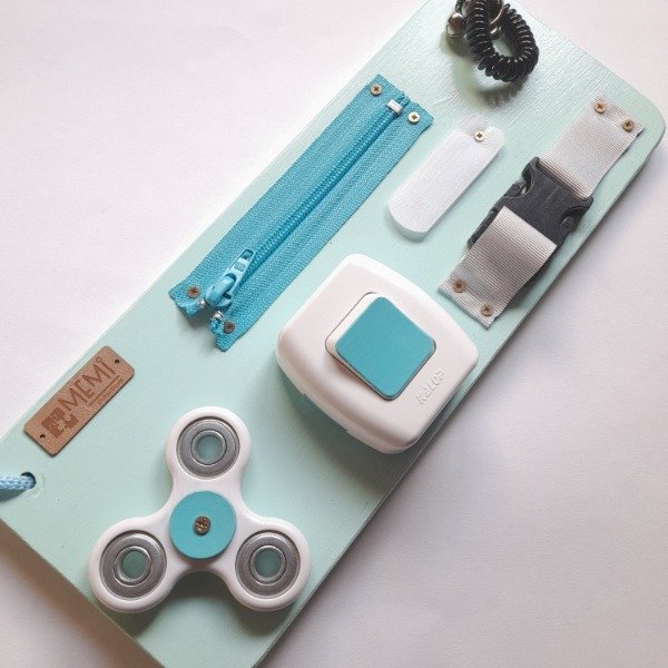 Producto - Tablero Sensorial Portable con Spinner, Cierre, Velcro y Broche. Color: Verde