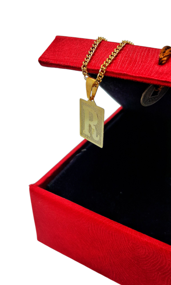 Producto - Inicial dorada R, cuadrada con relieve