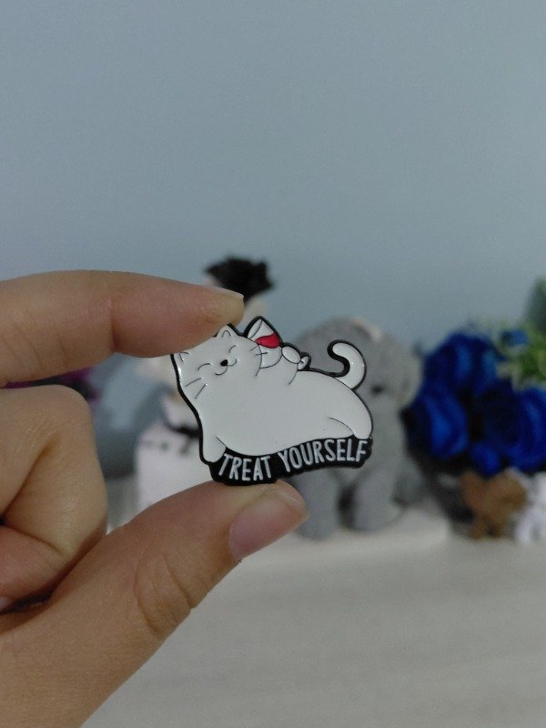 Producto - Pin metalizado - Treat yourself #1975