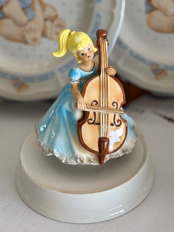 Producto - Figura de niña con caja musical