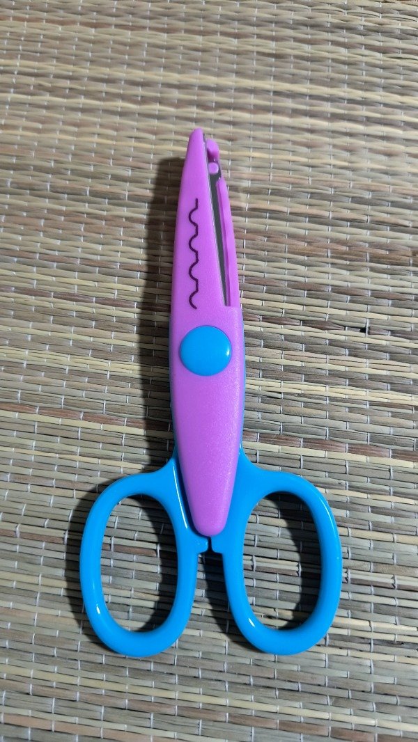 Producto - Tijera con formas celeste con violeta