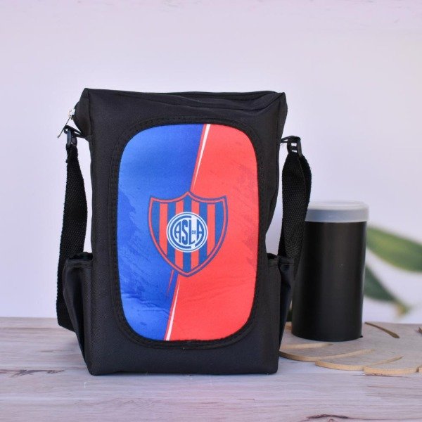 Producto - BOLSO MATERO FUTBOL con cierre y cinta para colgar regulable 30X20.5X10 CM