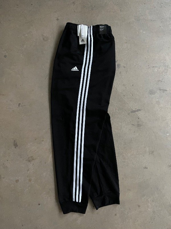 Producto - PANTALÓN DEPORTIVO ADIDAS THREE STRIPES, NUEVO CON ETIQUETA (2XL)
