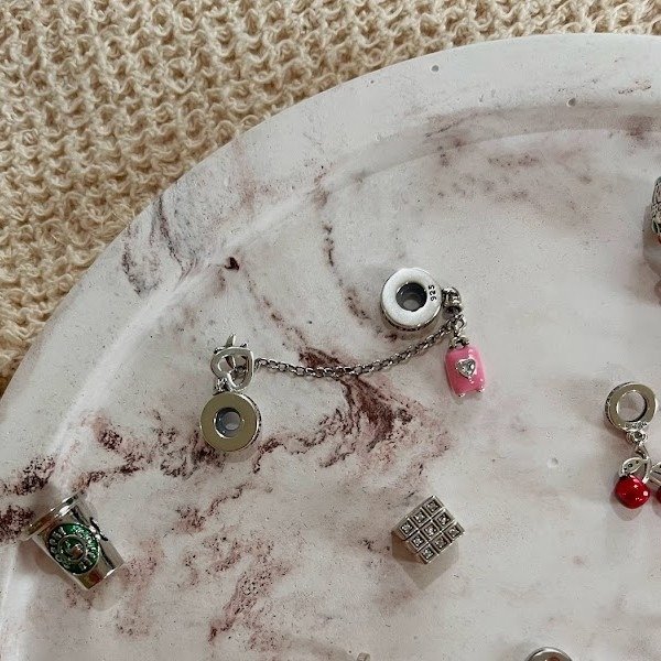 Producto - Charm con seguro y valija