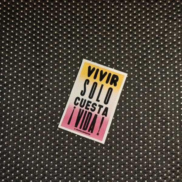Producto - Vivir solo cuesta vida (st)