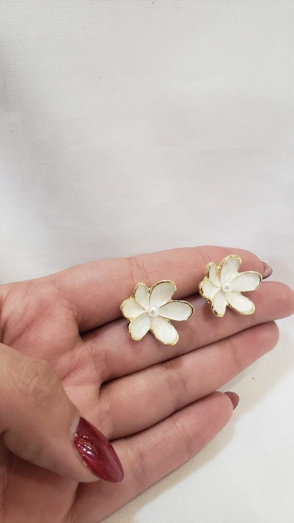 Producto - Aros Flor blanca dorada