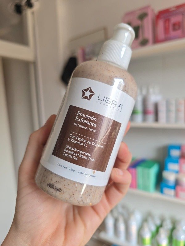 Producto - Exfoliante facial con pepitas de durazno y vitamina C