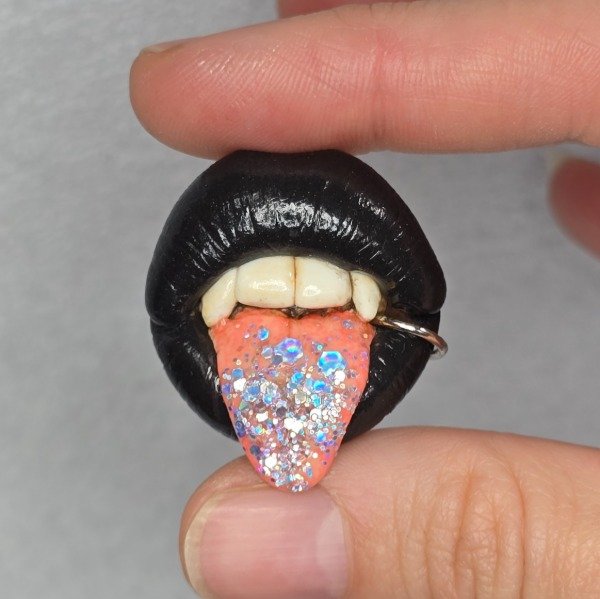 Producto - Labios negros glitter y argollita