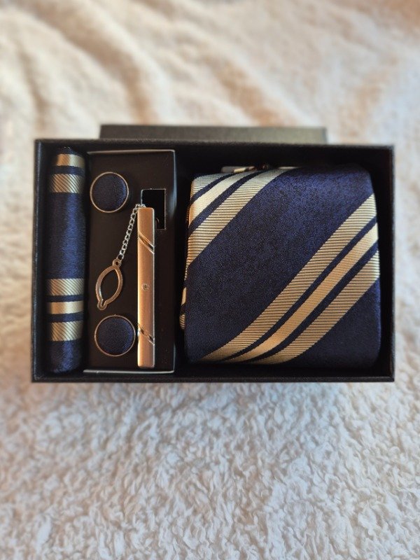 Producto - Set de regalo A corbata+trabacorbata+pañuelo+gemelos