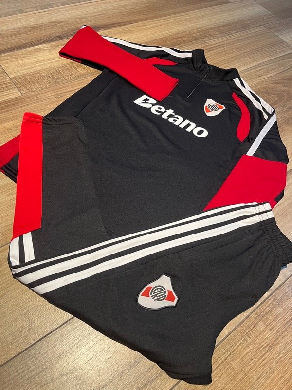 Producto - Conjunto Buzo Medio Cierre y Pantalón River Plate temporada 25/26