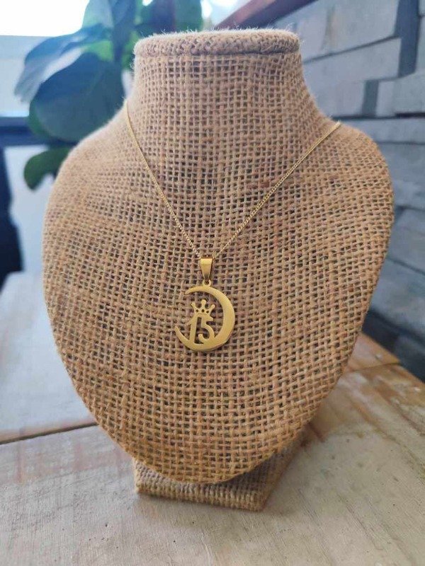 Producto - Collar luna 15 años. Acero dorado.