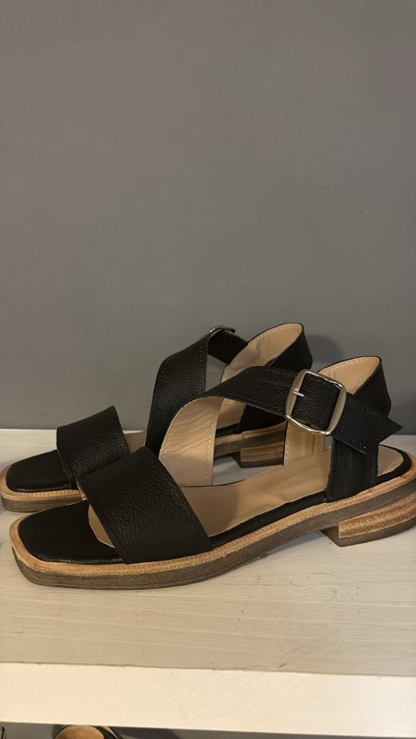 Producto - Sandy cuero negra