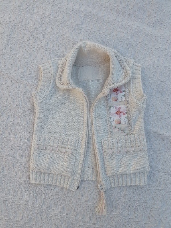 Producto - CHALECO DE NIÑA CRUDO CON CUELLO CAMISA