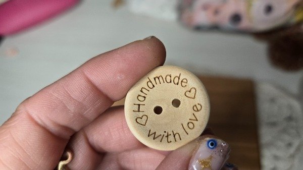 Producto - Boton madera. frase Handmade with love grande 2.5cm x 25 unidades - 1