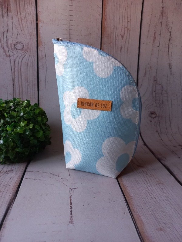 Producto - Porta Mate - Celeste / Flores blancas