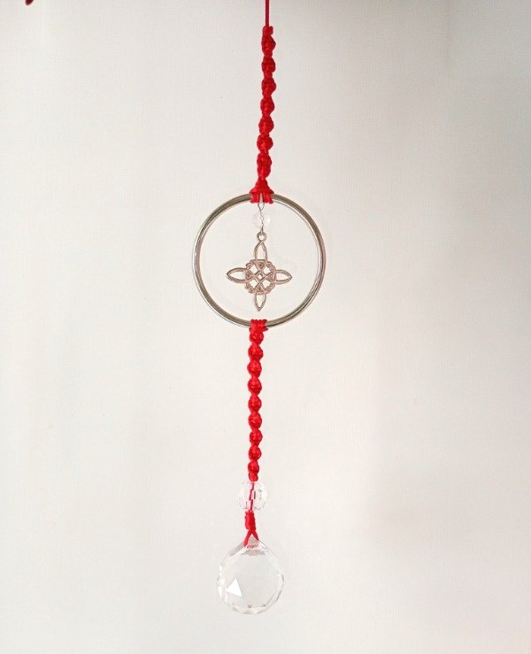 Producto - Atrapasol rojo de hilo de seda trenzado, con dije Nudo de Brujas