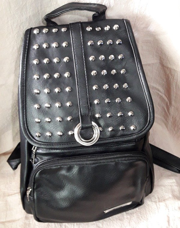 Producto - MOCHILA COLOR NEGRO CON TACHAS