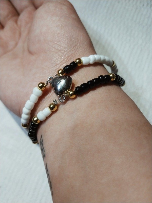 Producto - Pulsera con dije imantado blanquinegra